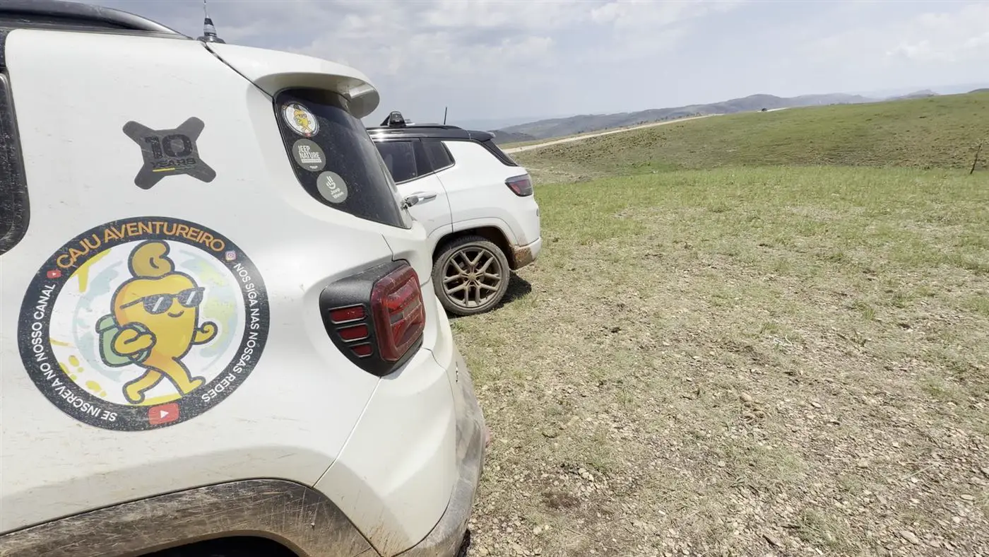 Adesivo do Caju Aventureiro na lateral do Jeep