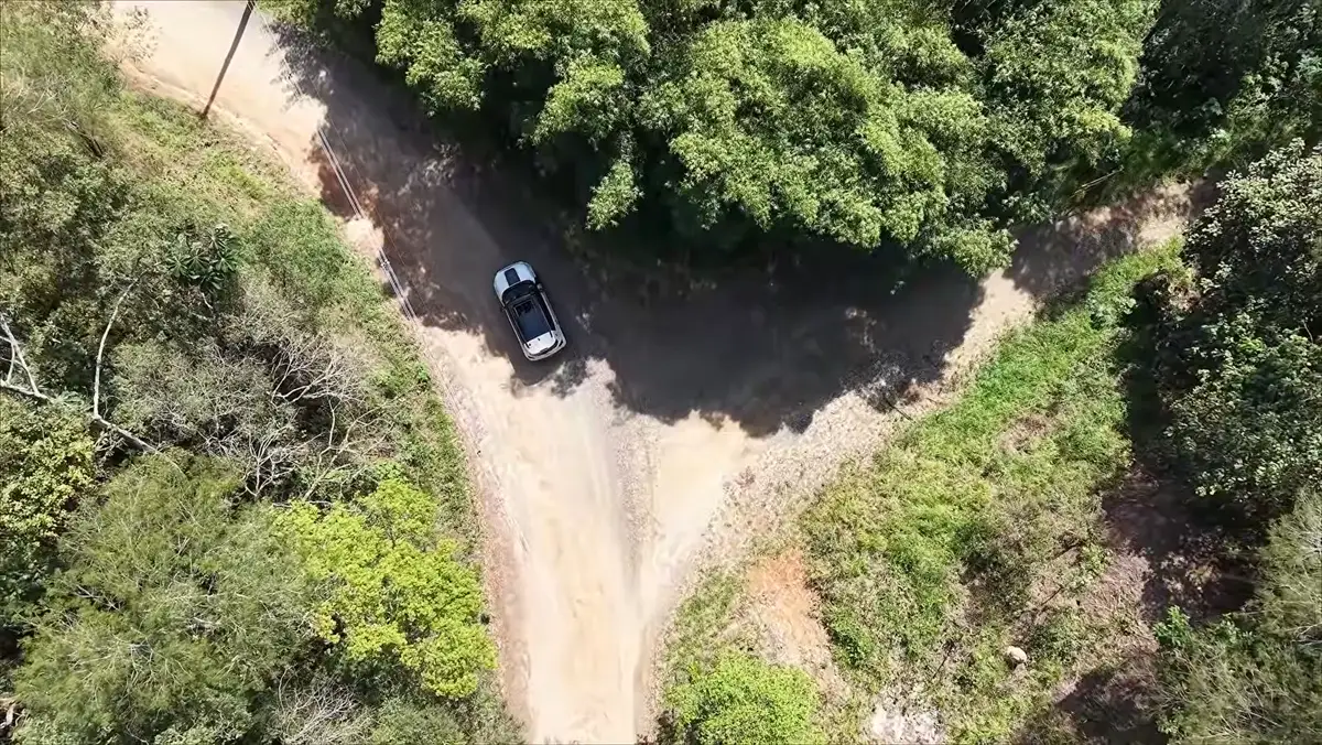 Vista aérea do Jeep em uma trilha de terra na serra