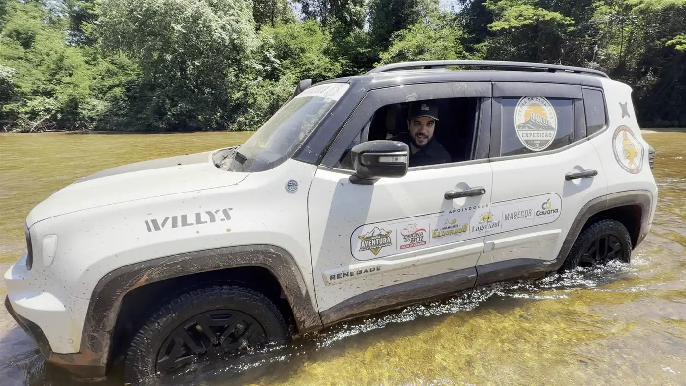 Jeep Renegade Willys com água pela metade da roda no meio do rio